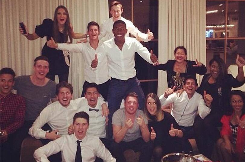 "I wish you all a happy new year and may god always be with you, best wishes! #da27", schrieb David Alaba vom FC Bayern München zu Neujahr 2014.