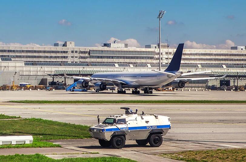 Ein gepanzerter Polizei-Einsatzwagen am Münchner Flughafen. Dort hat gestern ein Abschiebehäftling für einen Einsatz gesorgt.