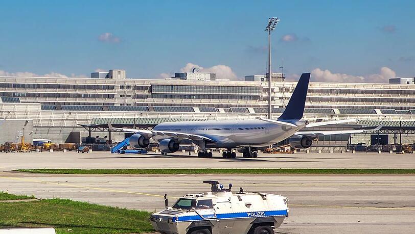 Ein gepanzerter Polizei-Einsatzwagen am Münchner Flughafen. Dort hat gestern ein Abschiebehäftling für einen Einsatz gesorgt. Ein gepanzerter Polizei-Einsatzwagen am Münchner Flughafen. Dort hat gestern ein Abschiebehäftling für einen Einsatz gesorgt.