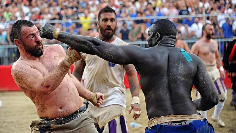 Der Spielball wird hier ganz schnell zur Nebensache - Schläge und Tritte sind hier ausdrücklich erlaubt. Die Biler vom Calcio Storico in Florenz.