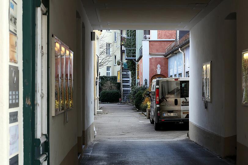 Ein Hinterhof-Bild, wie es auch schon vor Jahrzehnten hätte entstanden sein können (vom modernen Kastenwagen mal abgesehen).
