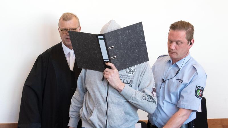 Andreas V. wird vorgeworfen, in seinem Wohnwagen auf einem Campingplatz in Lügde jahrelang Kinder missbraucht zu haben. Andreas V. wird vorgeworfen, in seinem Wohnwagen auf einem Campingplatz in Lügde jahrelang Kinder missbraucht zu haben.