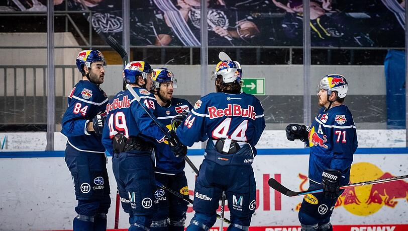 Der EHC bejubelt das 5:0 gegen Nürnberg.