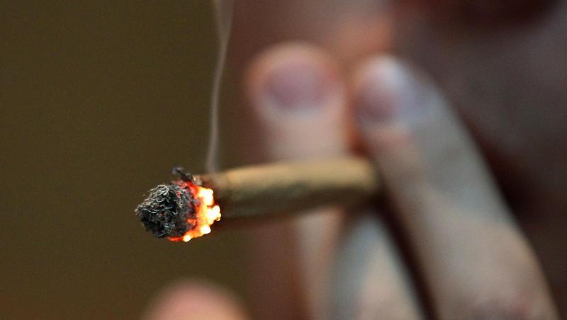Ein Mann raucht einen Joint mit Marihuana. (Symbolbild)