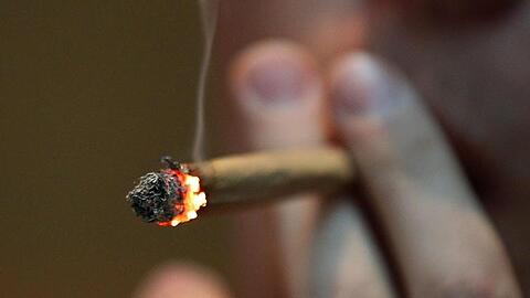 Ein Mann raucht einen Joint mit Marihuana. (Symbolbild)