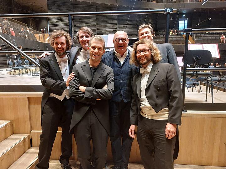 Manfred Trojahn (mit Brille), Omer Meir Wellber (3. v. li.) und die Schlagzeuger Sebastian Förschl, Jörg Hannabach, Michael Leopold und Mathias Lachenmayr.