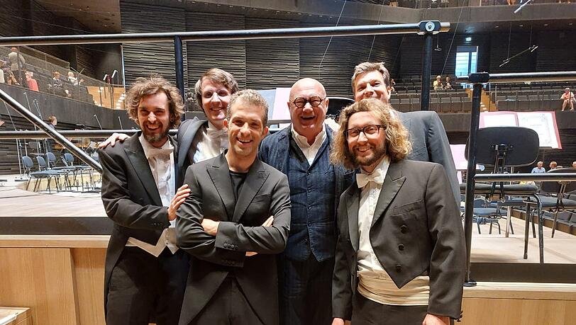 Manfred Trojahn (mit Brille), Omer Meir Wellber (3. v. li.) und die Schlagzeuger Sebastian Förschl, Jörg Hannabach, Michael Leopold und Mathias Lachenmayr. Manfred Trojahn (mit Brille), Omer Meir Wellber (3. v. li.) und die Schlagzeuger Sebastian Förschl, Jörg Hannabach, Michael Leopold und Mathias Lachenmayr.