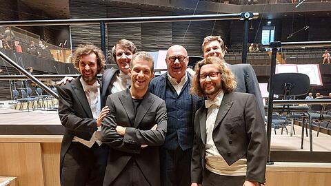 Manfred Trojahn (mit Brille), Omer Meir Wellber (3. v. li.) und die Schlagzeuger Sebastian Förschl, Jörg Hannabach, Michael Leopold und Mathias Lachenmayr.