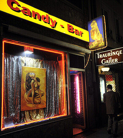 Die Wandel-Bar. Wer nicht erwünscht ist, bekommt bei &bdquo;Candy&ldquo; in der Schillerstraße nur teuren Champagner, alle anderen dürfen Bier bestellen.