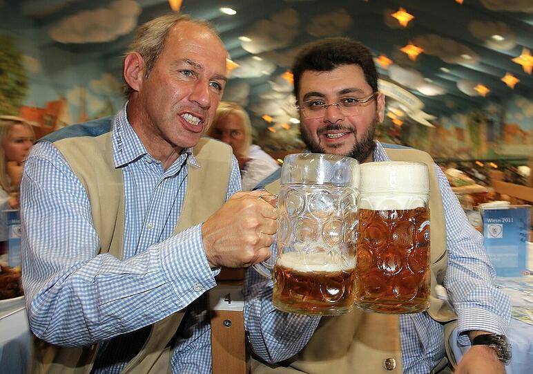 Löwen-Trainer Reiner Maurer und 1860-Investor Hasan Ismaik auf der Wiesn 2011