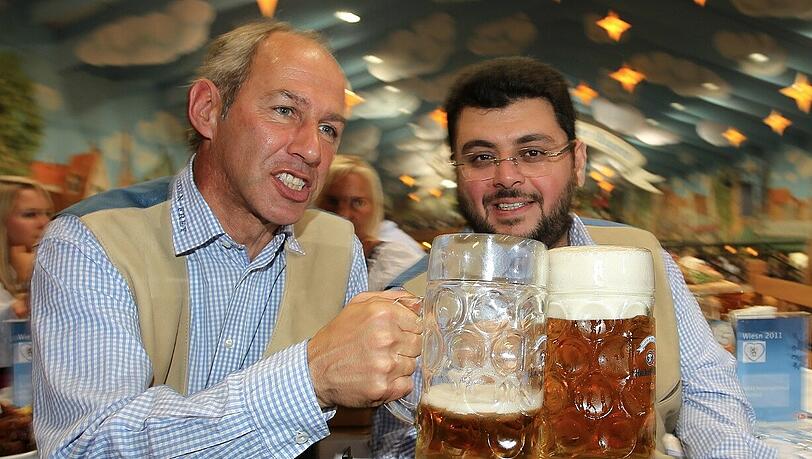 Löwen-Trainer Reiner Maurer und 1860-Investor Hasan Ismaik auf der Wiesn 2011 Löwen-Trainer Reiner Maurer und 1860-Investor Hasan Ismaik auf der Wiesn 2011