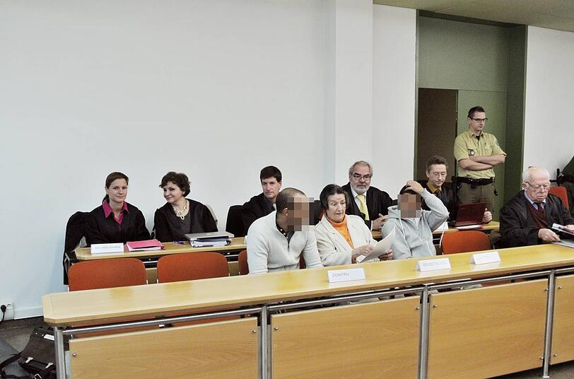 Sie gehören zu einer vierköpfigen Diebesbande: Lucian D. (34, vorne links) und Vasile D. (44, vorne rechts). Sie klauten hochwertigen Stahl für über 370.000 Euro und stehen jetzt in München vor Gericht.