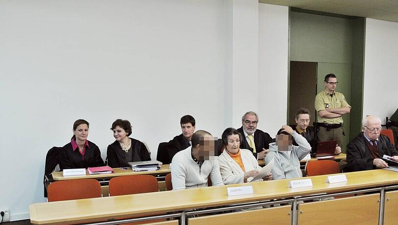 Sie gehören zu einer vierköpfigen Diebesbande: Lucian D. (34, vorne links) und Vasile D. (44, vorne rechts). Sie klauten hochwertigen Stahl für über 370.000 Euro und stehen jetzt in München vor Gericht. Sie gehören zu einer vierköpfigen Diebesbande: Lucian D. (34, vorne links) und Vasile D. (44, vorne rechts). Sie klauten hochwertigen Stahl für über 370.000 Euro und stehen jetzt in München vor Gericht.