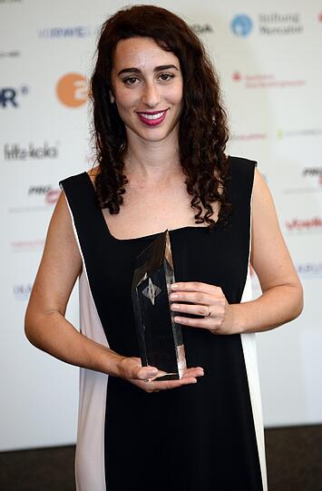 Die Filmemacherin Alexa Karolinski posiert mit dem Preis "Eberhard-Fechner-Förderstipendium der VG Bild-Kunst".