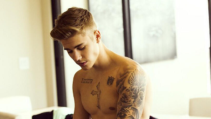 Seinen Glauben zeigt Justin Bieber auch durch sein Kreuz-Tattoo auf der Brust Seinen Glauben zeigt Justin Bieber auch durch sein Kreuz-Tattoo auf der Brust