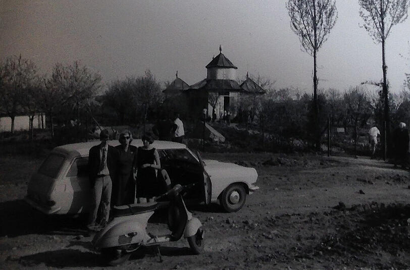 1968: Die Konfirmations-Gäste vor der Kapelle von Väterchen Timofej &ndash; mit dem Auto konnte man damals noch fast bis vor die Tür fahren.