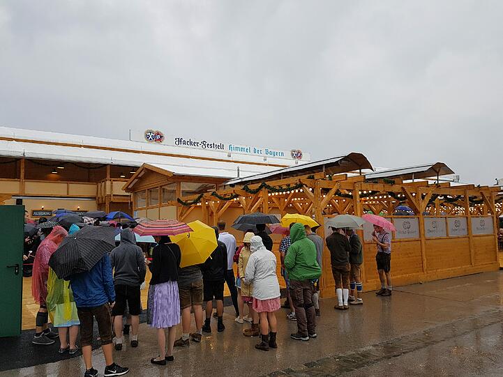 Der Regen bestimmt den Auftakt zum 183. Oktoberfest in München. Erste Wiesnfans standen trotzdem seit 7 Uhr vor den Zelten an.