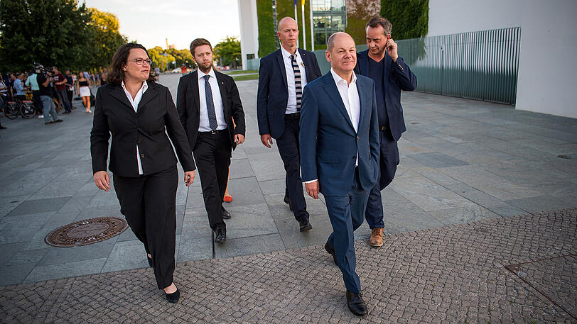 Andrea Nahles (links), Vorsitzende der SPD-Bundestagsfraktion und Bundesfinanzminister Olaf Scholz (Zweiter von rechts, SPD) gehen nach einem Pressestatement zu ihren Autos.