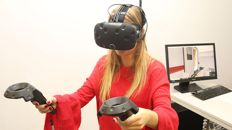 In diesem Bild ist ein ICE versteckt: AZ-Reporterin Julia Reidl probiert die neue virtuelle Technologie bei der Deutschen Bahn aus.