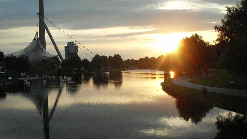 Im Frühling muss man ziemlich früh aufstehen, um den Sonnenaufgang mitzuerleben. Im Frühling muss man ziemlich früh aufstehen, um den Sonnenaufgang mitzuerleben.