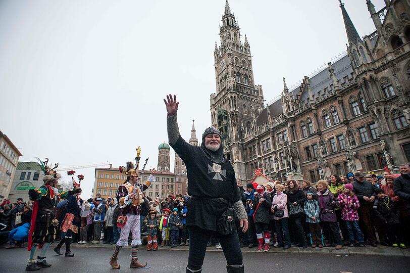 Die Damischen Ritter in Aktion: Impressionen vom Faschingszug durch die Altstadt am Sonntag.