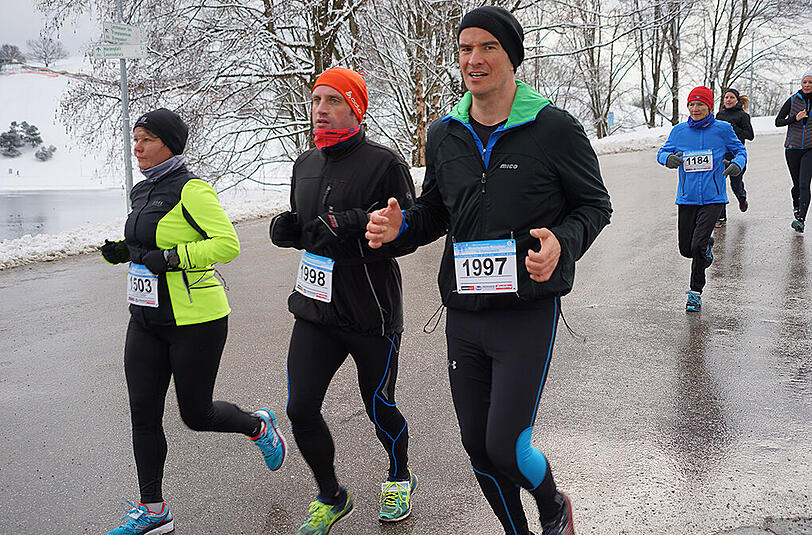 1.100 Läufer nahmen am Samstagvormittag am Winterlauf im Olympiapark teil. Hier gibt's die Bilder.