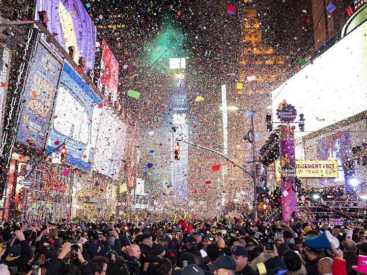 Der Konfettiregen um Mitternacht auf dem New Yorker Times Square.