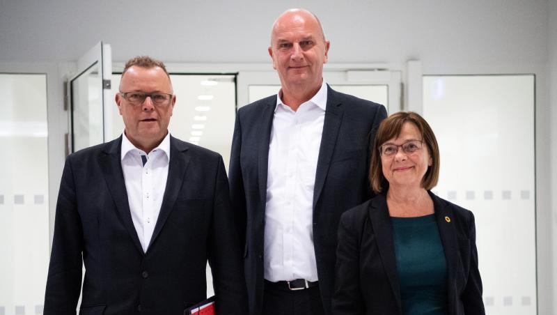 Bereit zu Koalitionsverhandlungen: Dietmar Woidke (M.), Ministerpräsident und Brandenburger SPD-Chef, Grünen-Fraktionschefin Ursula Nonnemacher und Michael Stübgen, kommissarischer Vorsitzender der CDU Brandenburg. Bereit zu Koalitionsverhandlungen: Dietmar Woidke (M.), Ministerpräsident und Brandenburger SPD-Chef, Grünen-Fraktionschefin Ursula Nonnemacher und Michael Stübgen, kommissarischer Vorsitzender der CDU Brandenburg.