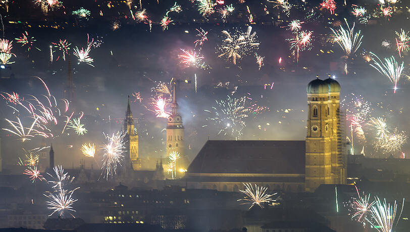 Feuerwerksraketen explodieren in der Silvesternacht – dieses Jahr wird das in München wohl auch anders sein als gewohnt.