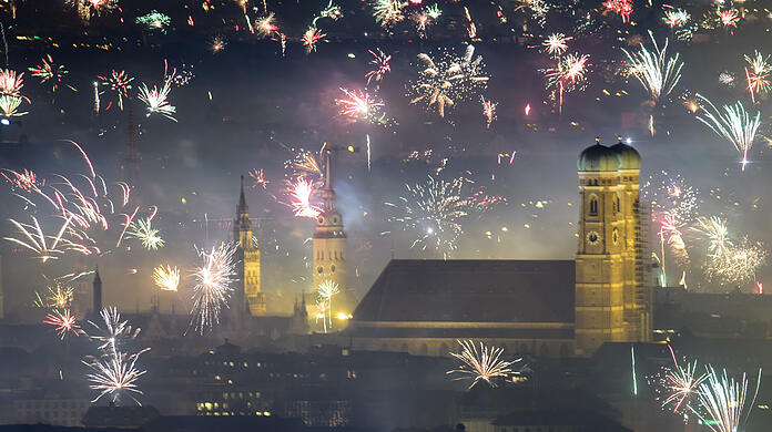 Feuerwerksraketen explodieren in der Silvesternacht – dieses Jahr wird das in München wohl anders sein.