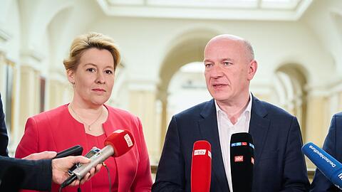 Berlins Noch-Regierende Bürgermeisterin Franziska Giffey und CDU-Spitzenkandidat Kai Wegner und ihre Delegationen haben die Arbeit am neuen Koalitionsvertrag beendet.