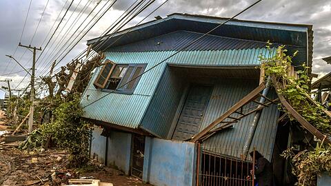 Ein zerstörtes Haus: Die Zahl der Toten ist nach den schweren Unwettern im Süden Brasiliens  weiter gestiegen.