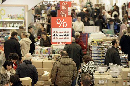 Volle Gänge im Quelle-Shop: Das Versandhaus verramscht die Waren