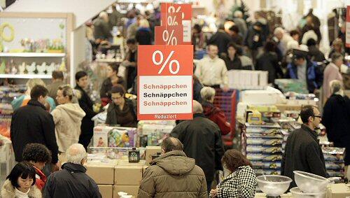 Volle Gänge im Quelle-Shop: Das Versandhaus verramscht die Waren Volle Gänge im Quelle-Shop: Das Versandhaus verramscht die Waren