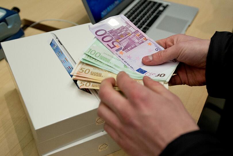 Rund 400 Menschen drängten am Morgen auf den Münchner Apple-Store, um ein neues iPad zu ergattern.