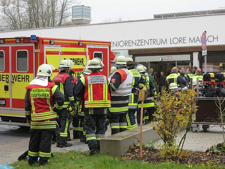 Ein heftiger Brand in einem Seniorenheim in Hohenbrunn hat am Montag ein Todesopfer und zahlreiche Verletzte gefordert. Die Bilder vom Unglücksort.