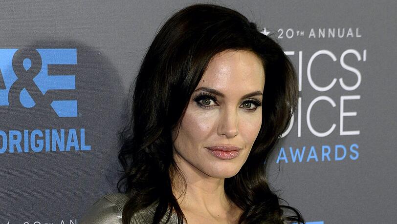 Angelina Jolie hat sich vorsorglich die Eierstöcke entfernen lassen Angelina Jolie hat sich vorsorglich die Eierstöcke entfernen lassen