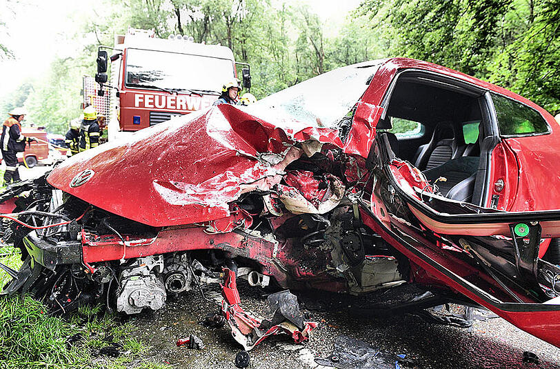 Trümmerfeld auf der Straße: Bilder vom Verkehrsunfall auf der B306 bei Siegsdorf.