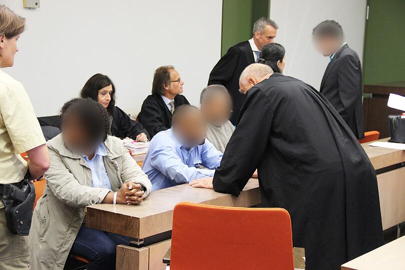 Vor dem Prozess: Vier der fünf Angeklagten mit ihren Anwälten.