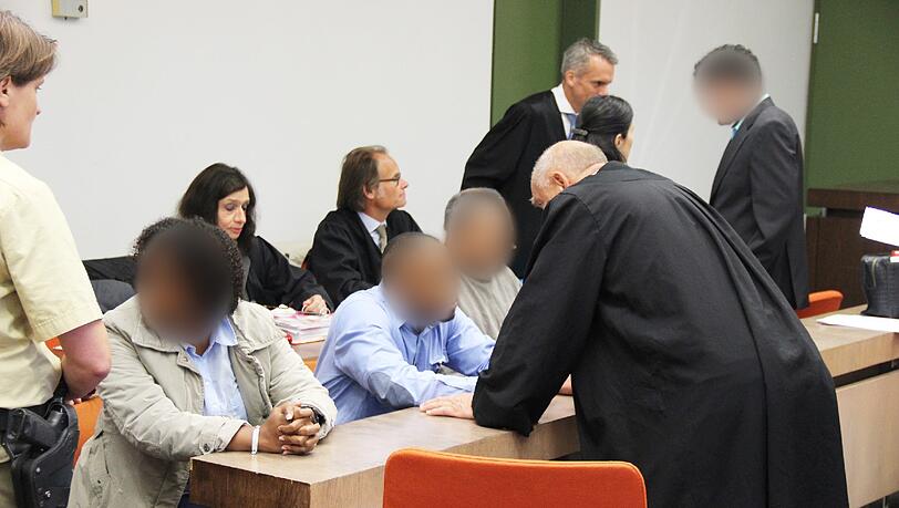 Vor dem Prozess: Vier der fünf Angeklagten mit ihren Anwälten. Vor dem Prozess: Vier der fünf Angeklagten mit ihren Anwälten.