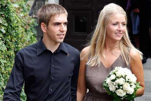 Philipp Lahm und seine Claudia vor dem Stzandesamt