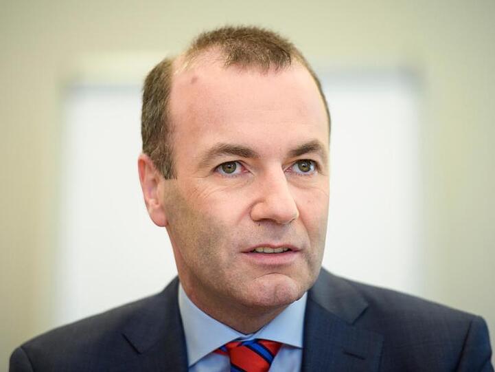 Manfred Weber (CSU) spricht während einer Pressekonferenz. Foto: Gregor Fischer/Archiv