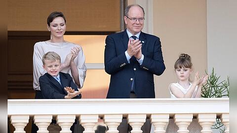 Applaus: Die Fürstenfamilie beklatschte die Vorbereitungen für den Johannistag, der in Monaco am 24. Juni gefeiert wird.