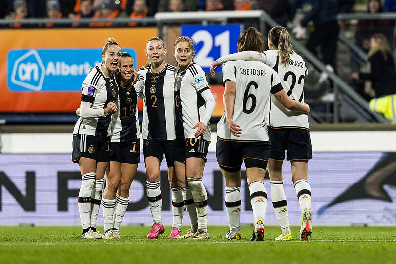 Die DFB-Frauen feiern das 2:0 - und den Sieg gegen die Niederlande.
