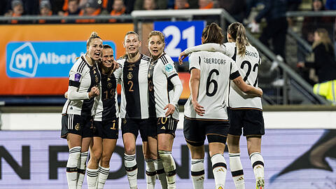 Die DFB-Frauen feiern das 2:0 - und den Sieg gegen die Niederlande.