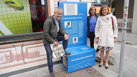 Rupert Gebhard, Direktor der Archäologischen Staatssammlung, mit Brigitte Gebhard und Elke Bujok (r.), Expertinnen für Mittelalter und Neuzeit, an einer der Stelen.
