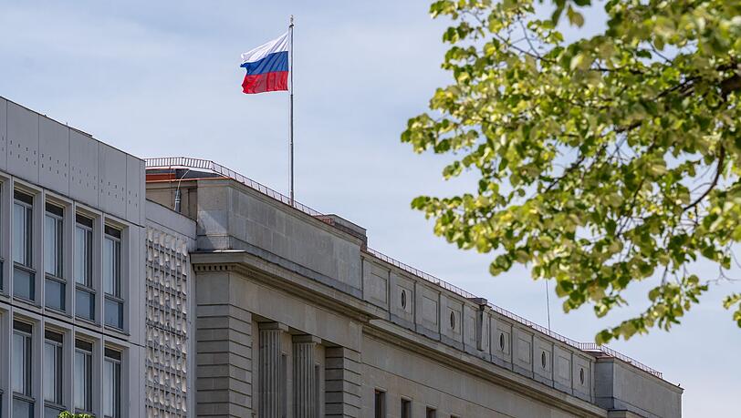 Das Personal der russischen Botschaft in Berlin wird künftig nicht mehr einfach so in andere EU-Staaten reisen dürfen. (Archivbild)