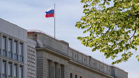 Das Personal der russischen Botschaft in Berlin wird künftig nicht mehr einfach so in andere EU-Staaten reisen dürfen. (Archivbild)