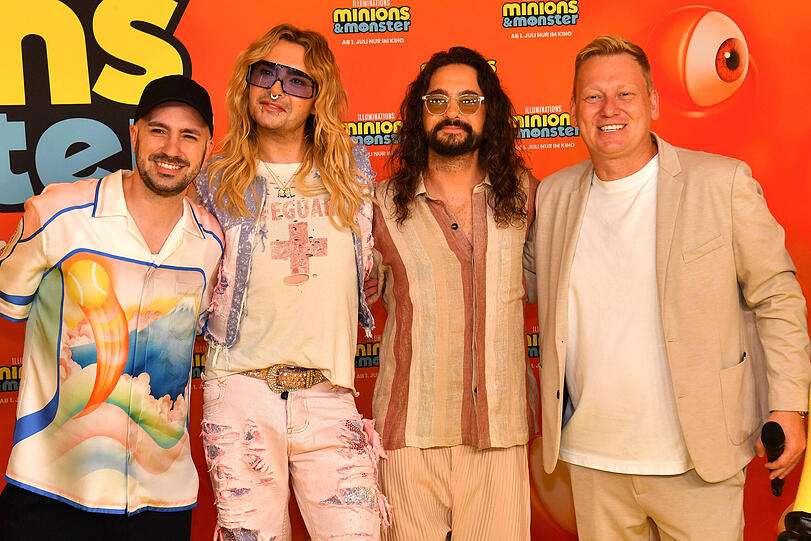 Bill und Tom Kaulitz mit Moderator Dominik Porschen (l.) und Entertainer Jens "Knossi" Knossala (r.).