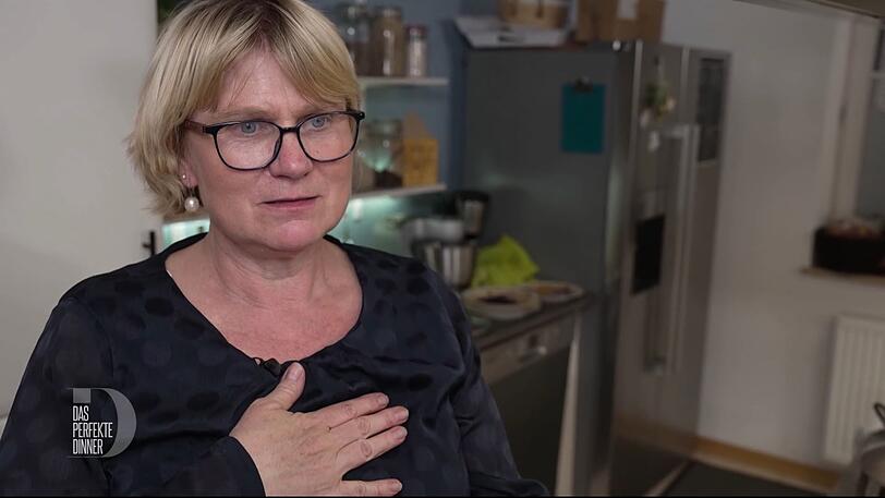 Hand aufs Herz: Sarah (54) ist an ihrem Dinnerabend superaufgeregt.